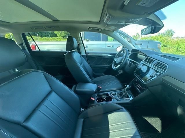 Used 2024 Volkswagen Tiguan SE w/ Panoramic Sunroof Package AWD/4WD image 15
