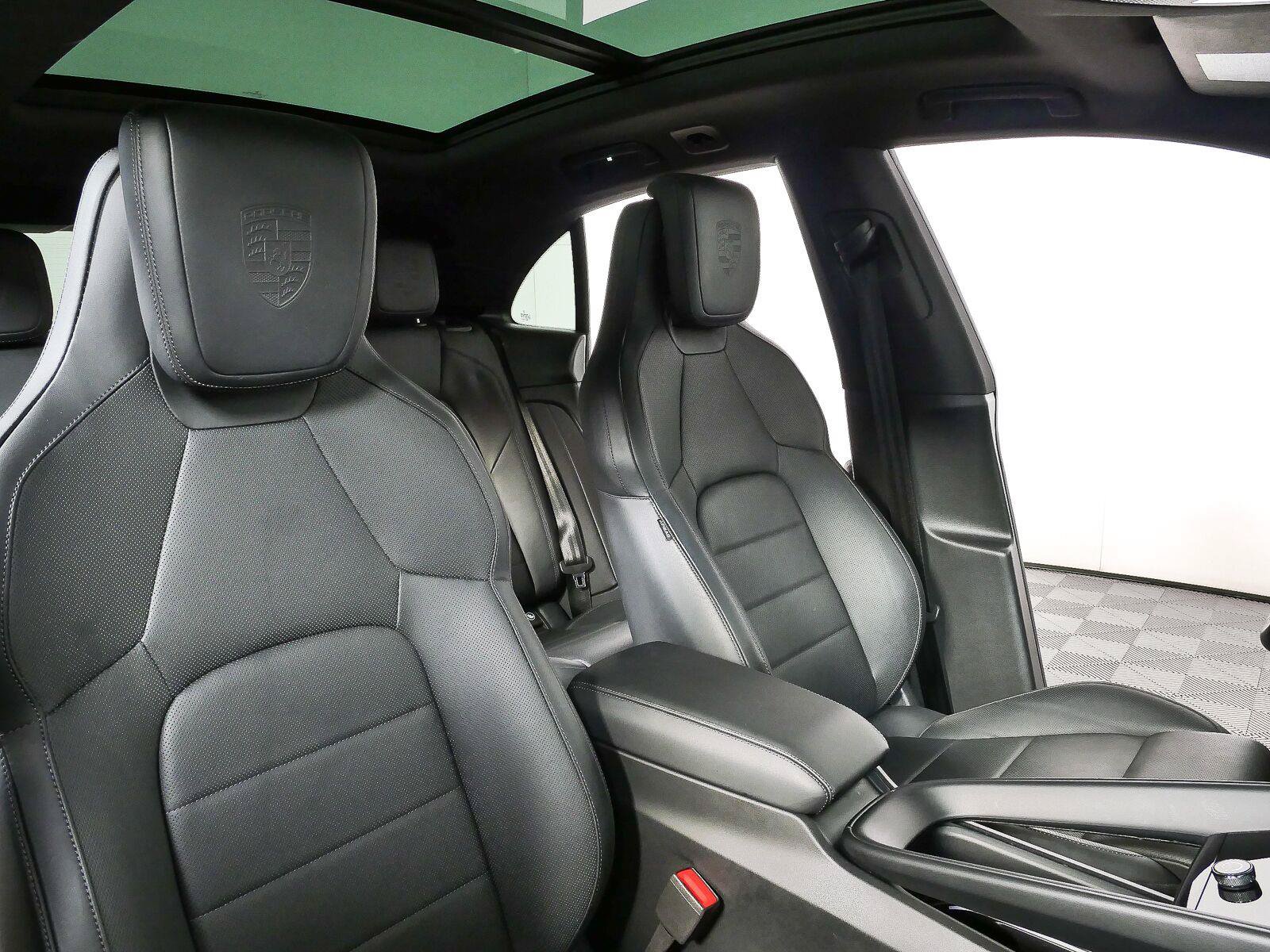Certified 2025 Porsche Macan 4S Electric AWD/4WD image 23
