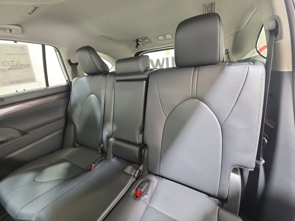 Used 2026 Toyota Highlander Limited image 25
