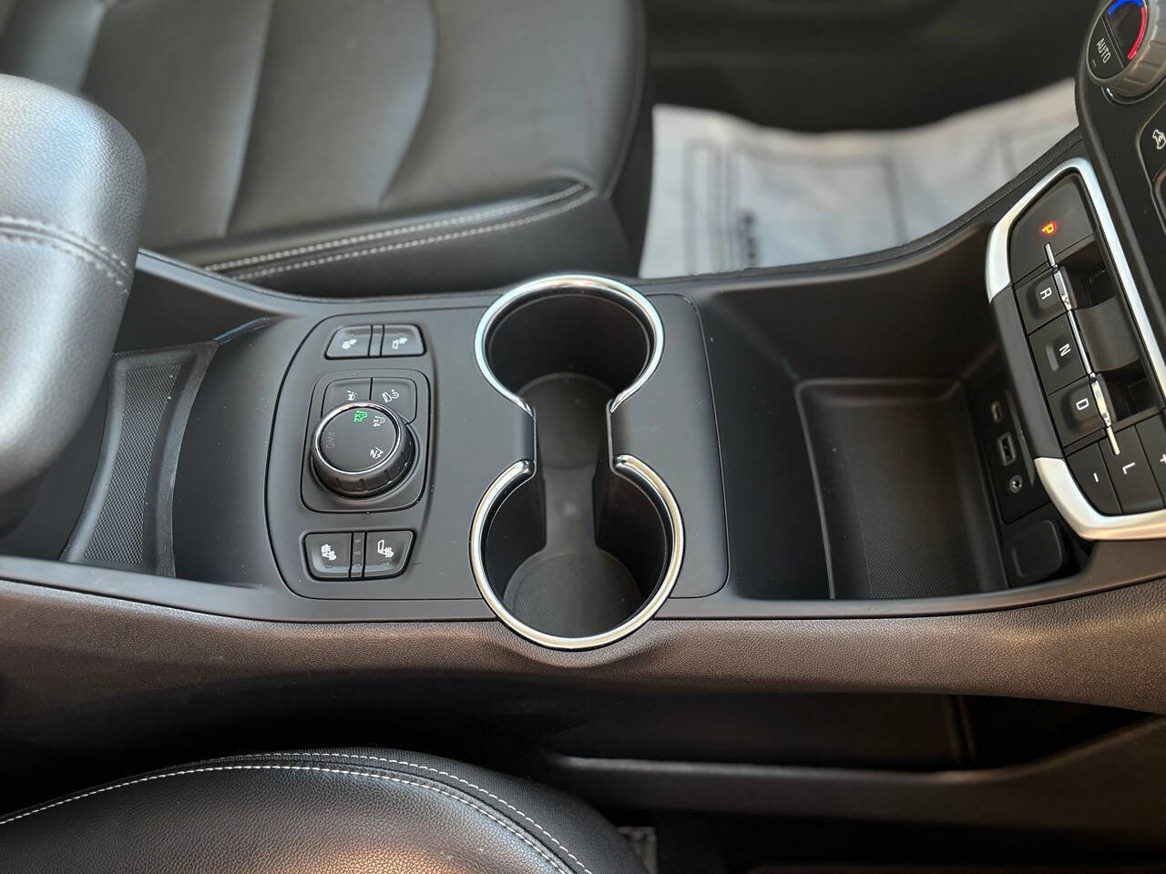 Used 2024 GMC Terrain SLT image 15