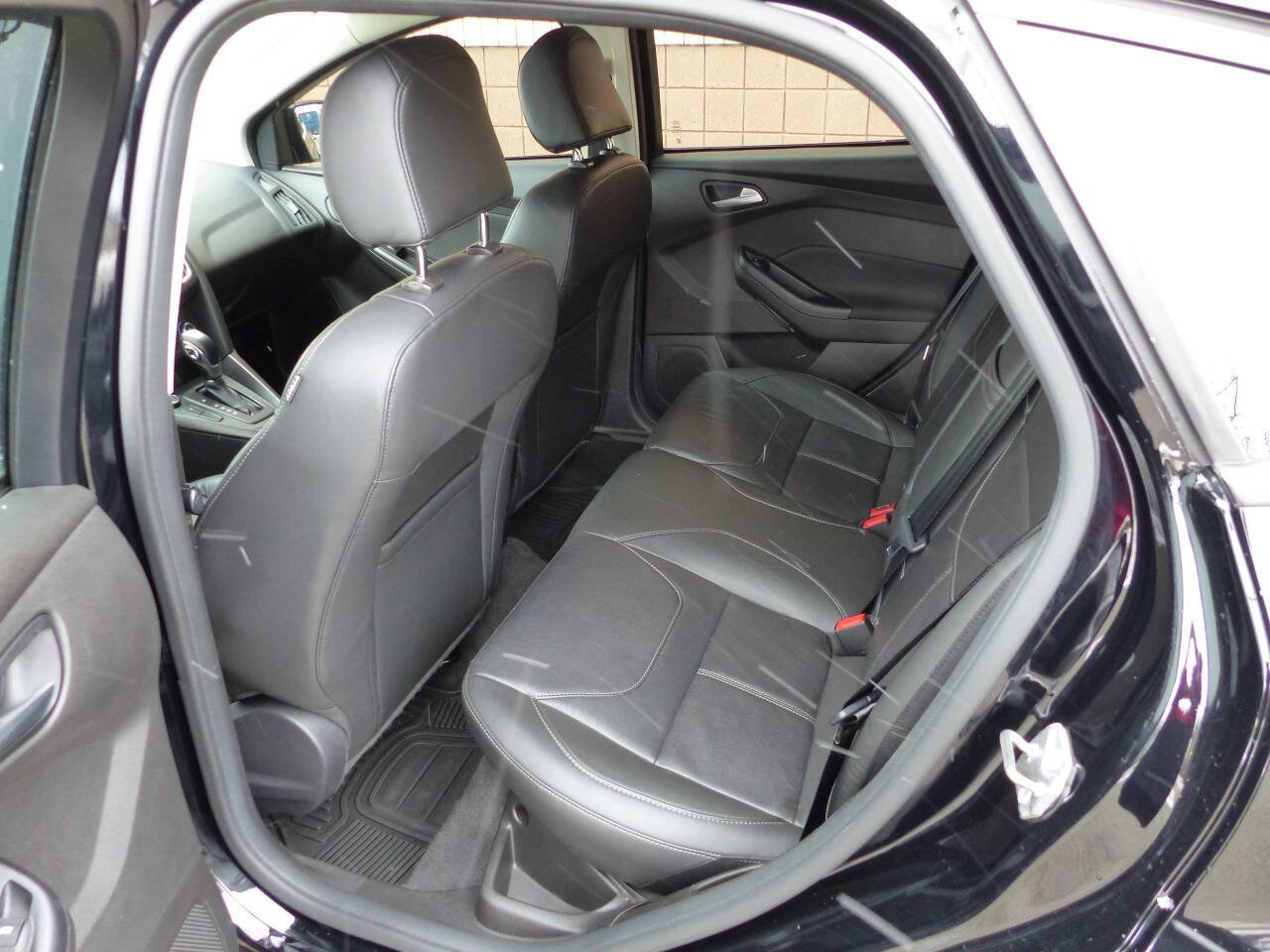 Used 2016 Ford Focus SE w/ Equipment Group 201A FWD image 32