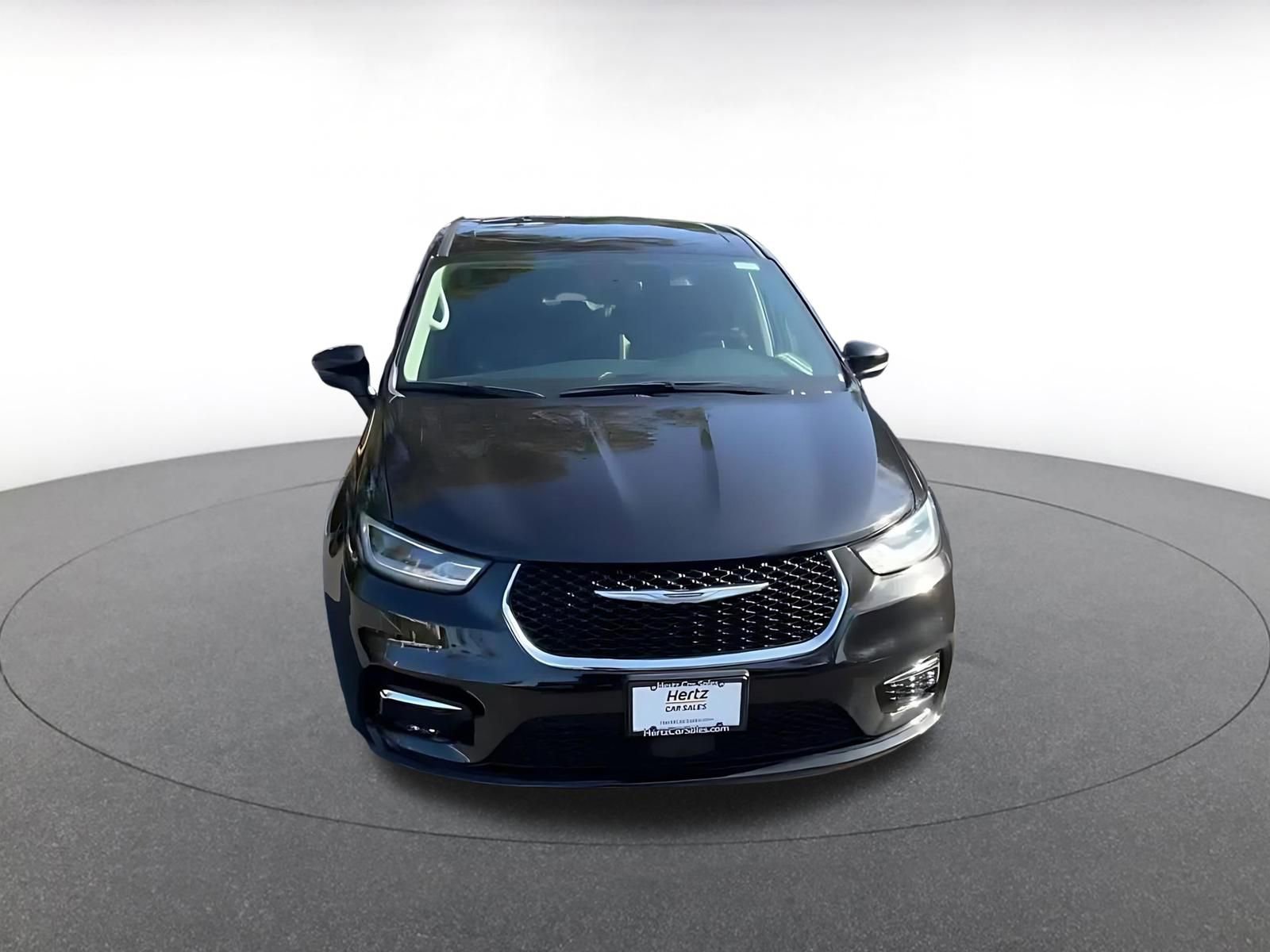 Used 2023 Chrysler Pacifica Touring-L FWD image 4