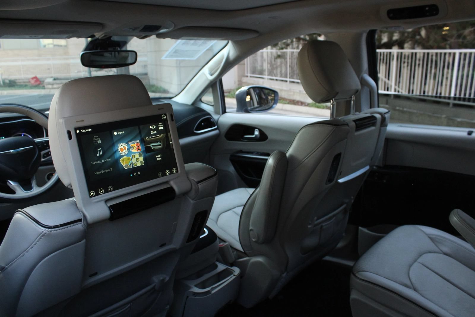 Used 2021 Chrysler Pacifica Limited w/ Uconnect Theater Family Group FWD image 19