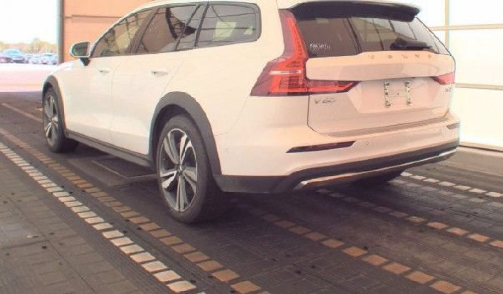 Used 2025 Volvo V60 B5 Cross Country Plus AWD/4WD image 4