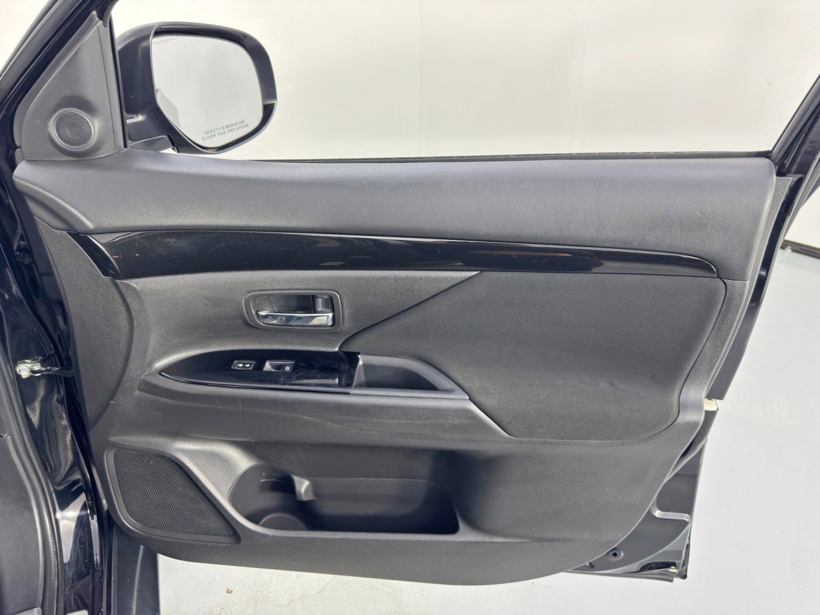 Used 2017 Mitsubishi Outlander SE image 38