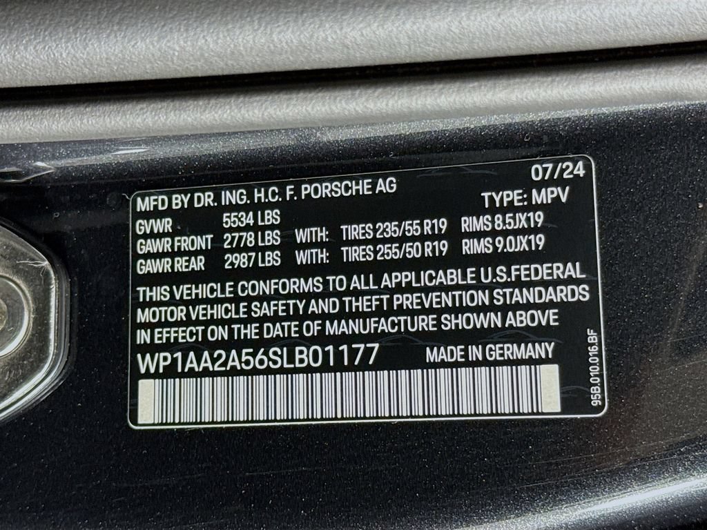 Certified 2025 Porsche Macan AWD/4WD image 34