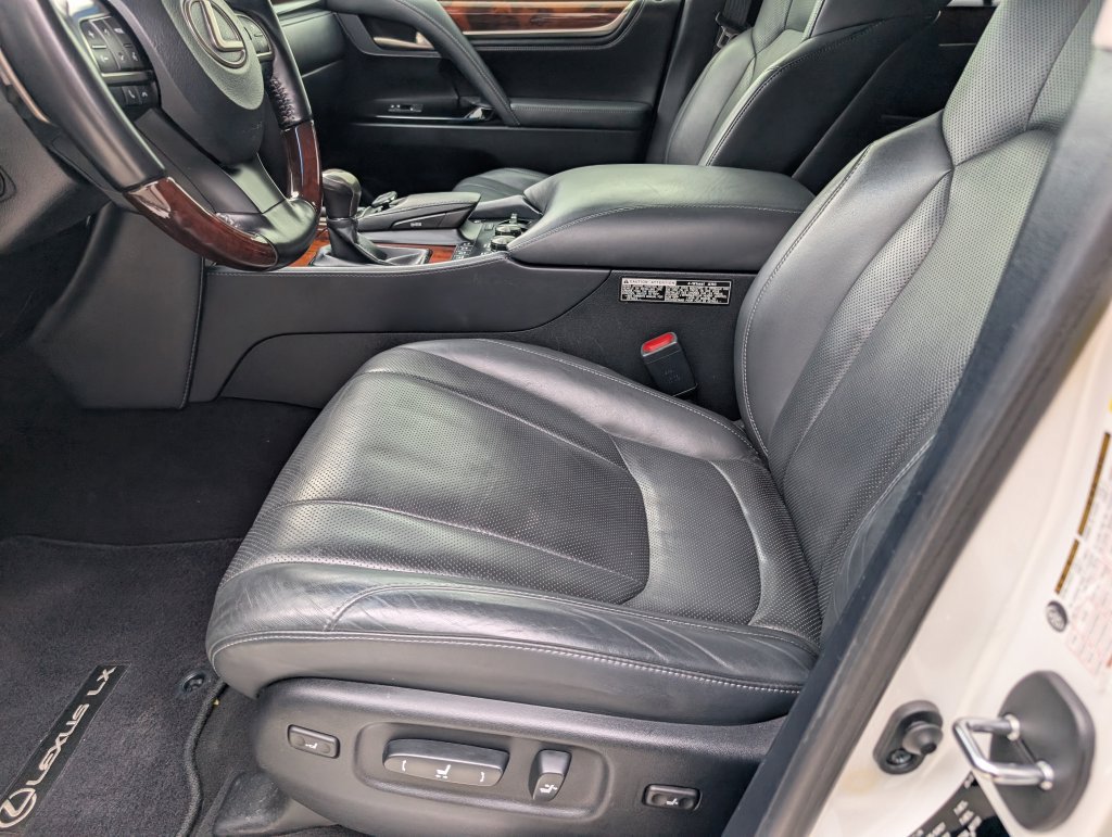 Used 2020 Lexus LX 570 4WD w/ Luxury Package image 12