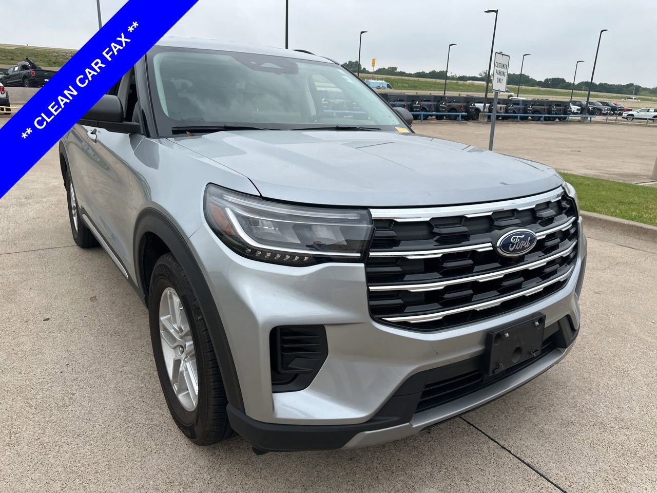 Used 2025 Ford Explorer Active RWD image 3