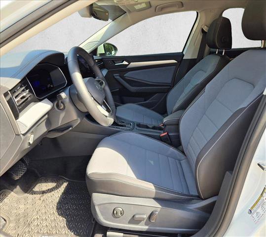 Used 2025 Volkswagen Jetta SE image 16