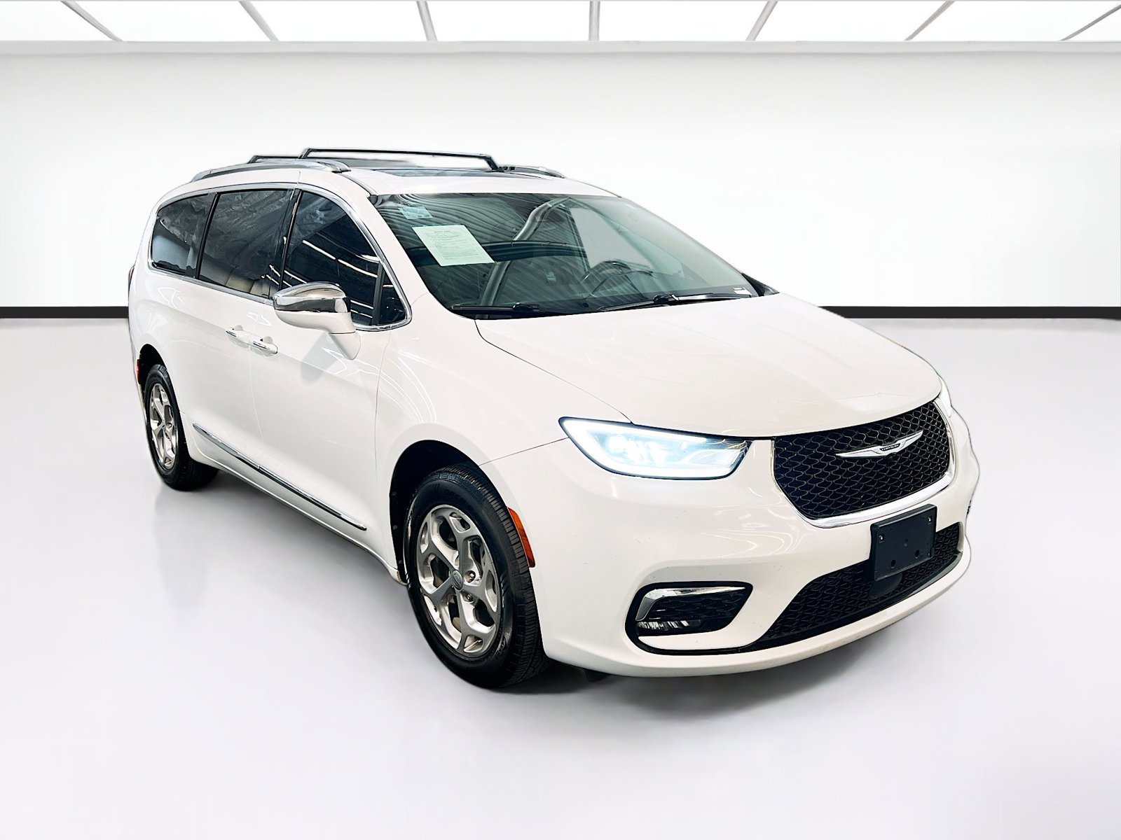 Used 2021 Chrysler Pacifica Limited AWD/4WD image 3