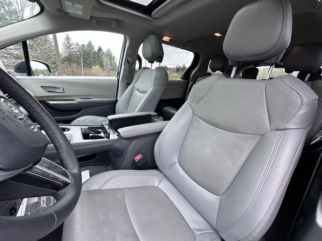 Used 2024 Toyota Sienna Limited image 12