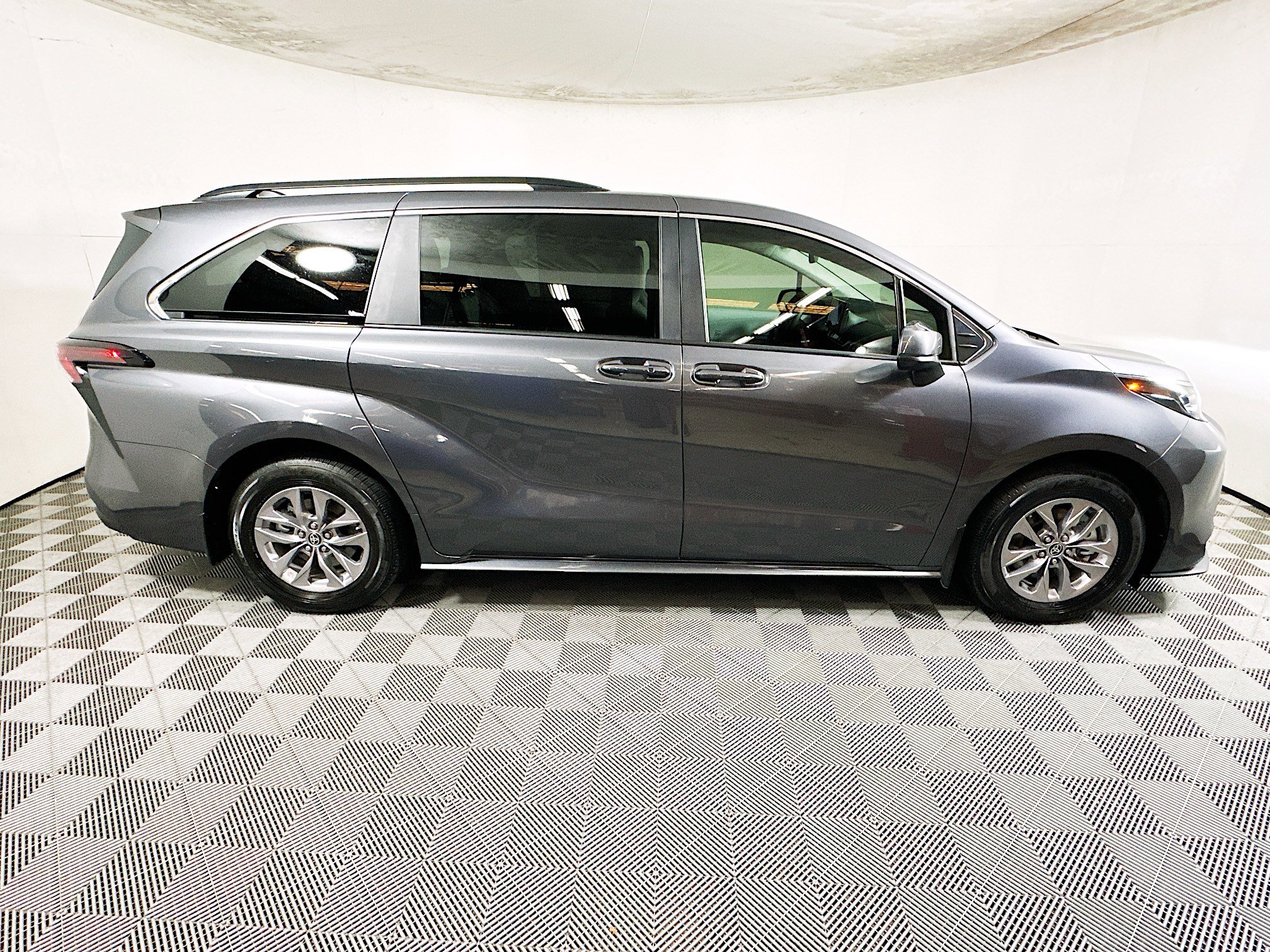 Used 2025 Toyota Sienna LE w/ LE Plus Package AWD/4WD image 2