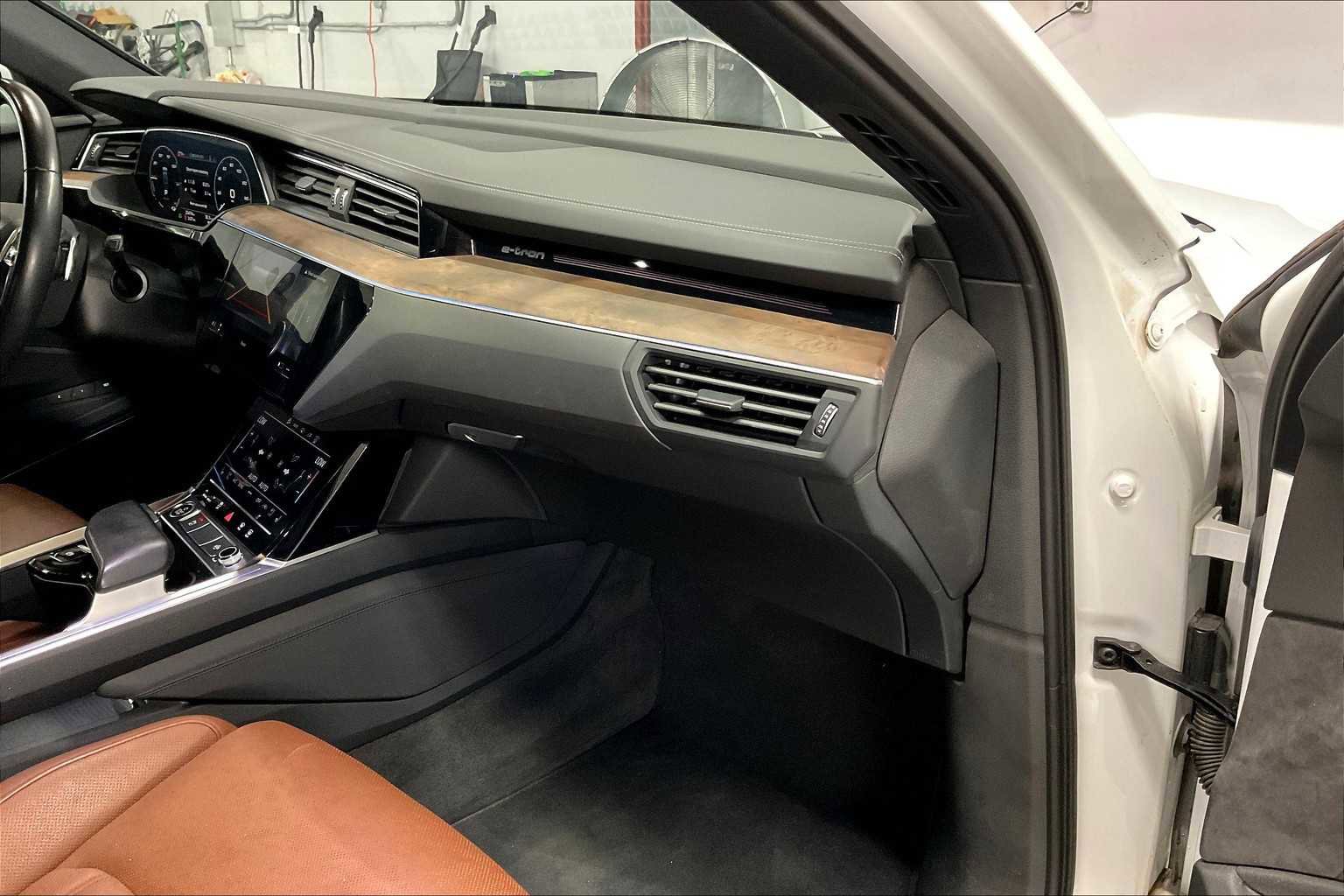 Certified 2021 Audi e-tron Prestige w/ Prestige Package image 18