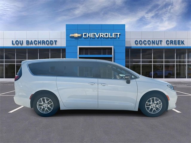 Used 2024 Chrysler Pacifica Touring image 9