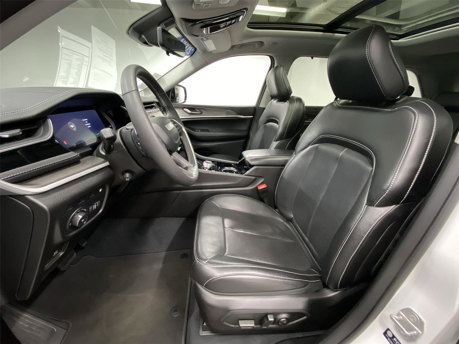 Used 2022 Jeep Grand Cherokee Limited 4xe w/ Luxury Tech Group II image 17