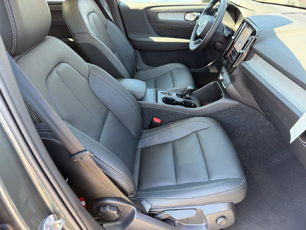New 2026 Volvo XC40 B5 Core w/ Climate Package AWD/4WD image 9