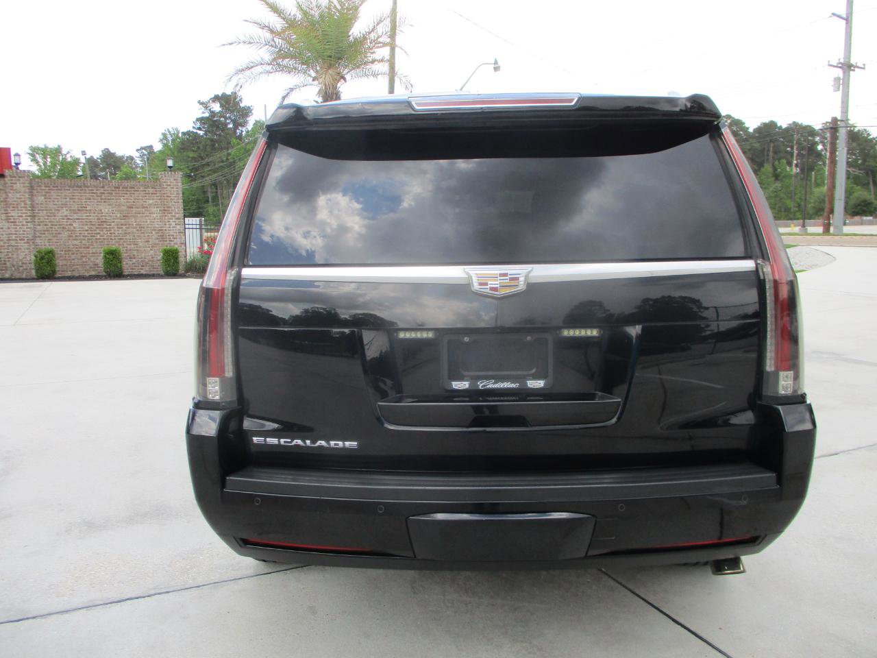 Used 2016 Cadillac Escalade Platinum image 25