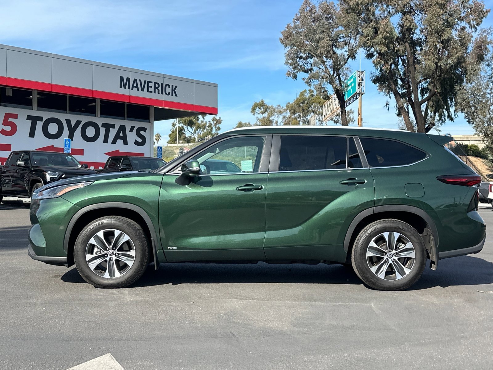 Used 2025 Toyota Highlander XLE image 2