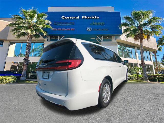 Certified 2024 Chrysler Pacifica Touring-L image 5