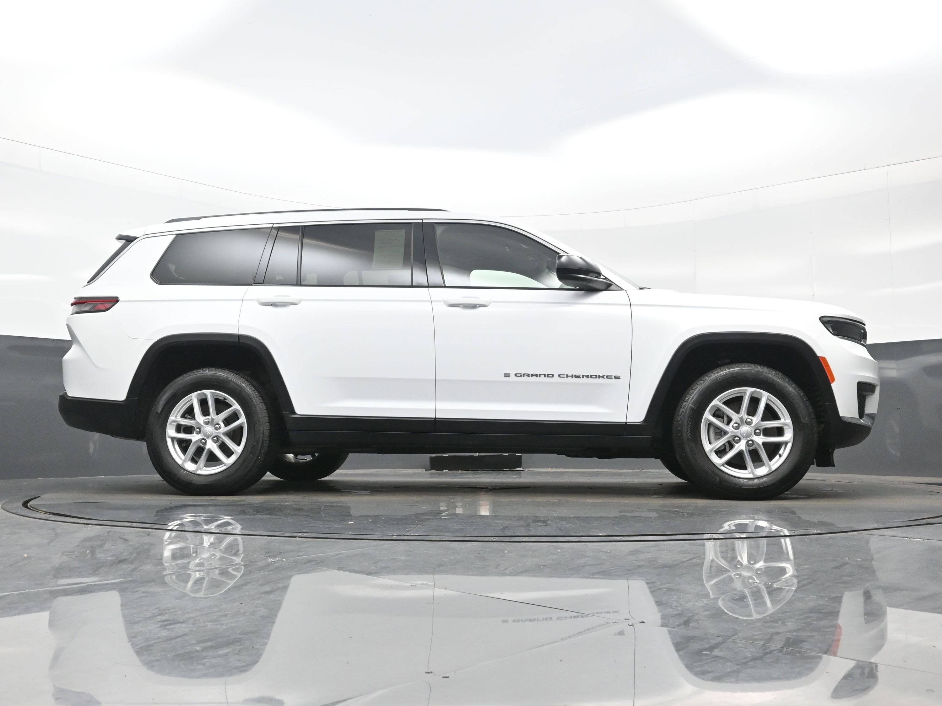 Used 2022 Jeep Grand Cherokee L Laredo w/ Luxury Tech Group I image 32