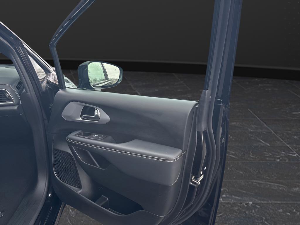 Used 2025 Chrysler Pacifica Limited image 39