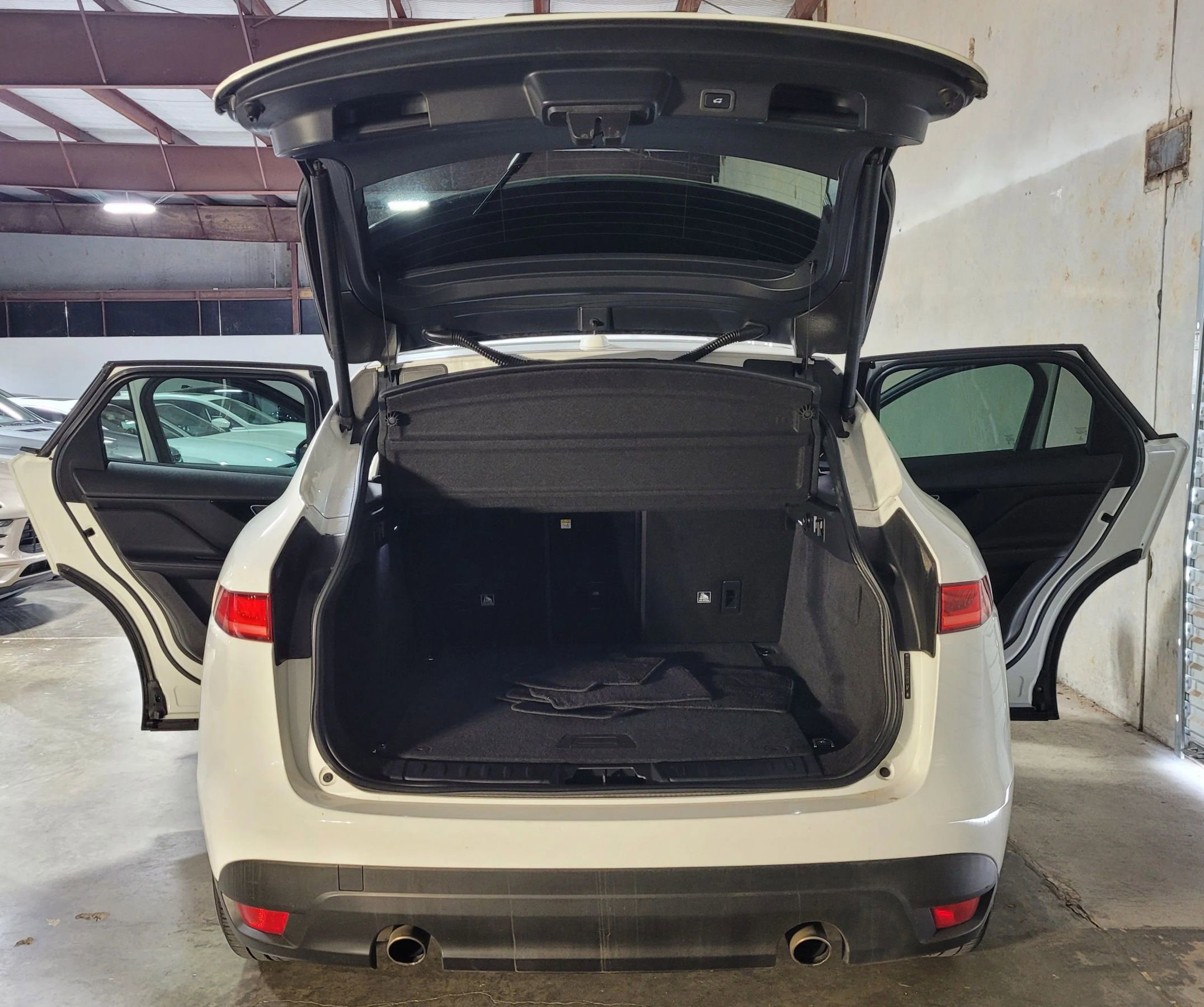 Used 2018 Jaguar F-PACE image 10