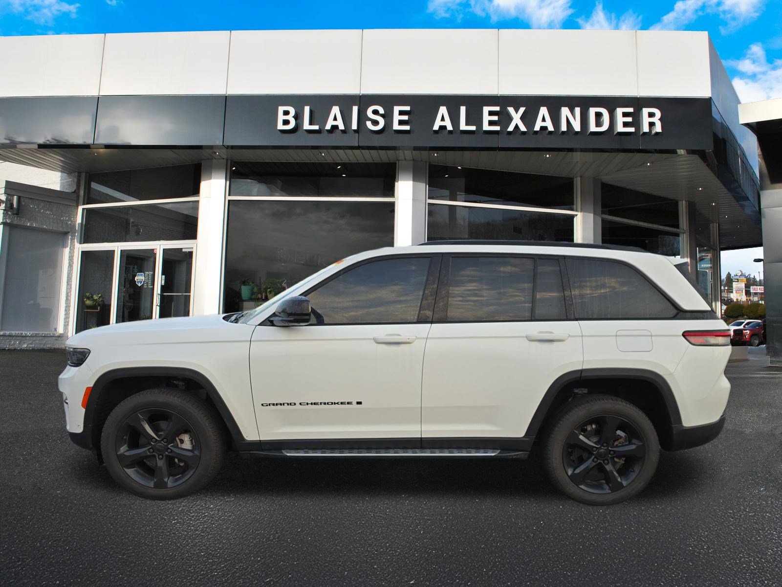 Used 2024 Jeep Grand Cherokee Limited w/ Luxury Tech Group II AWD/4WD image 8