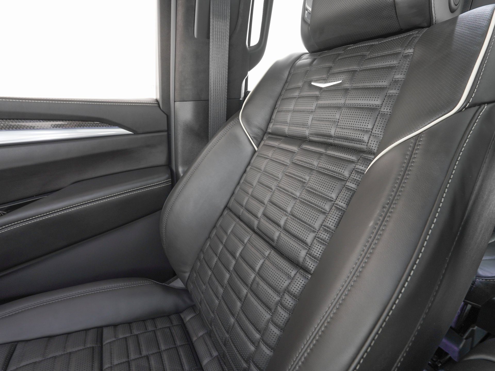 Used 2025 Cadillac Escalade V w/ LPO, ONYX Package image 32