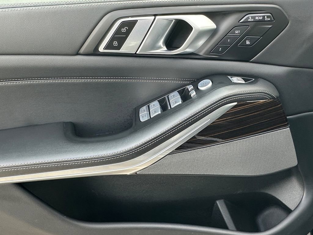 Used 2025 BMW X7 xDrive40i image 11