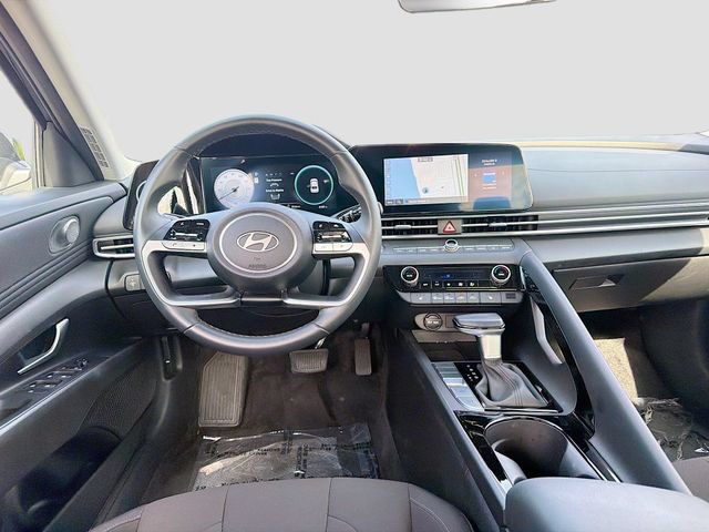 Certified 2025 Hyundai Elantra SEL FWD image 23