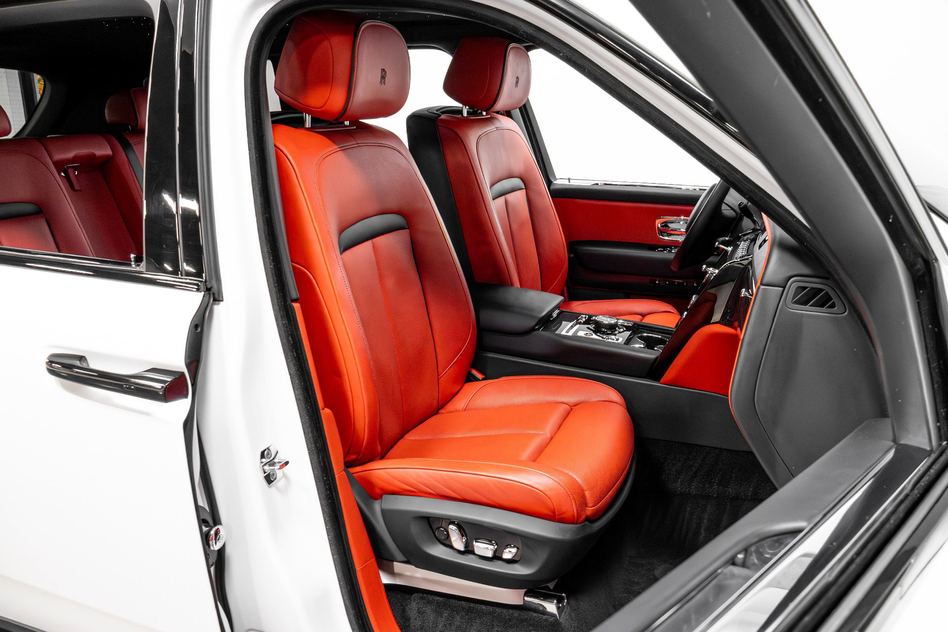 Used 2021 Rolls-Royce Cullinan Black Badge AWD/4WD image 23