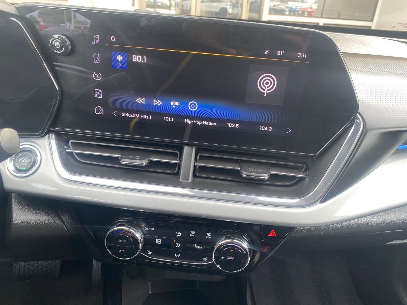 Used 2025 Chevrolet Trax LT w/ LT Convenience Package image 17