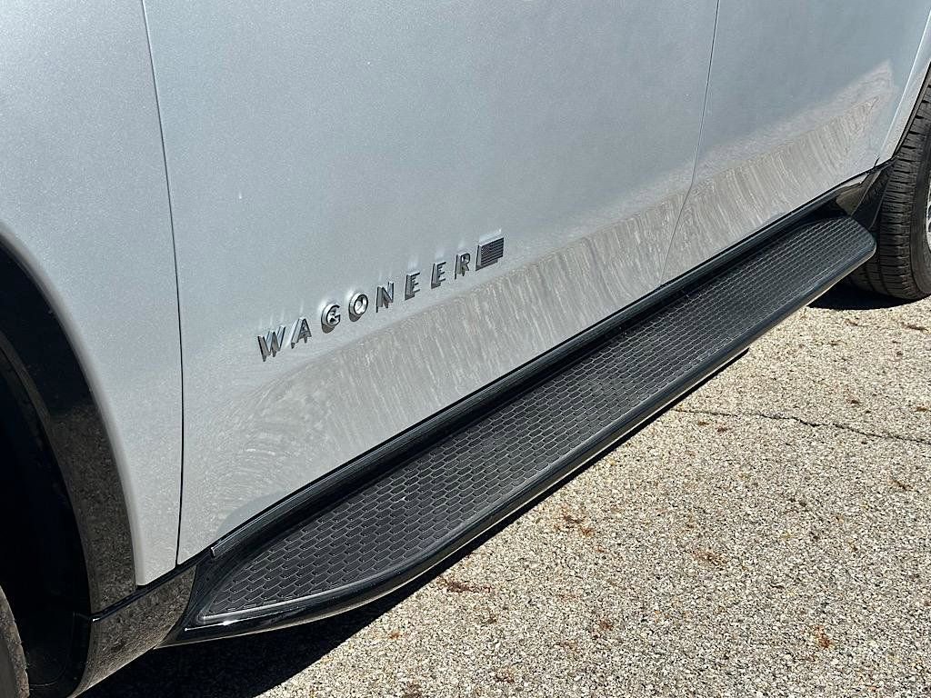 Used 2025 Jeep Wagoneer L Series II w/ 8-pass Seating Package image 12