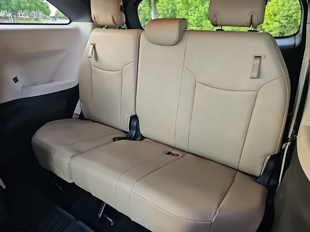 Used 2023 Toyota Sienna XLE FWD image 32