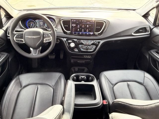 Certified 2025 Chrysler Pacifica Select FWD image 11