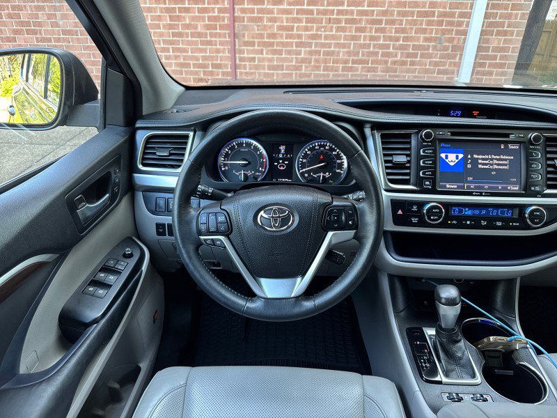 Used 2015 Toyota Highlander Limited AWD/4WD image 18