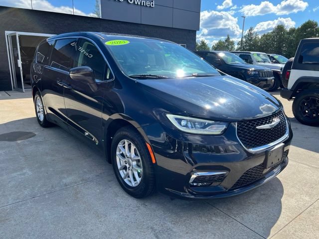Certified 2023 Chrysler Pacifica Touring-L FWD image 1