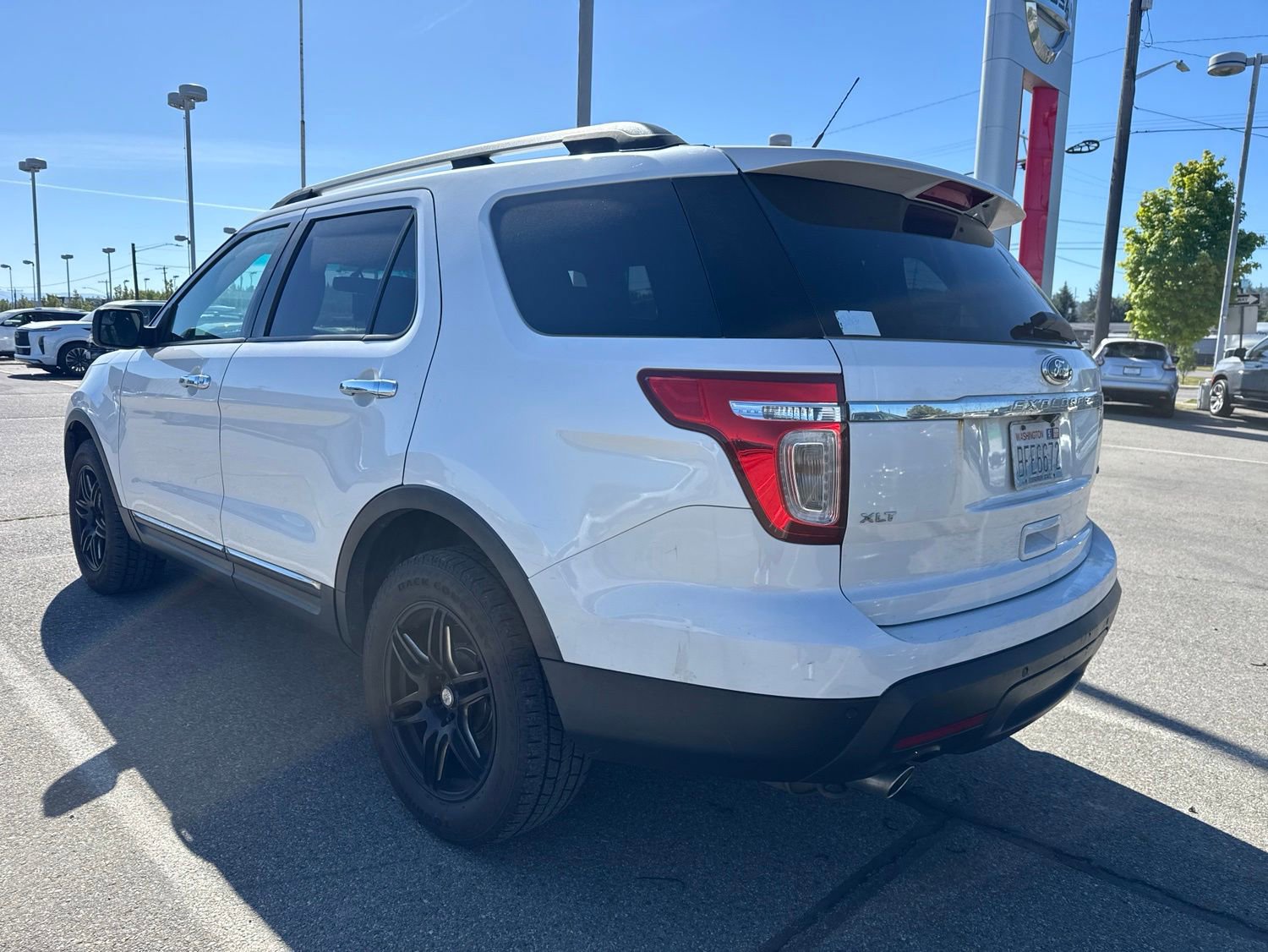 Used 2014 Ford Explorer XLT w/ Equipment Group 202A AWD/4WD image 8