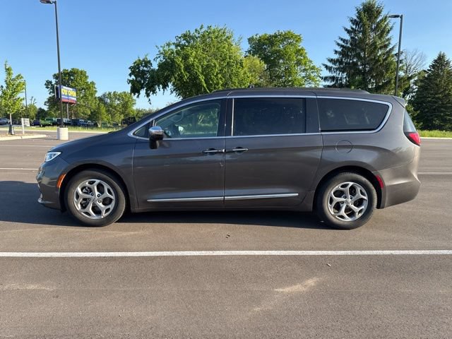 Used 2023 Chrysler Pacifica Limited FWD image 2