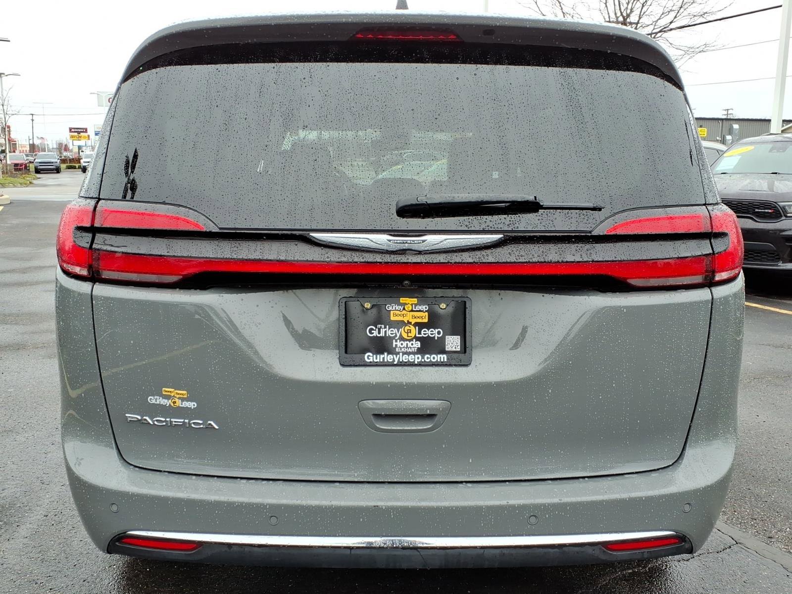 Used 2023 Chrysler Pacifica Touring-L image 9