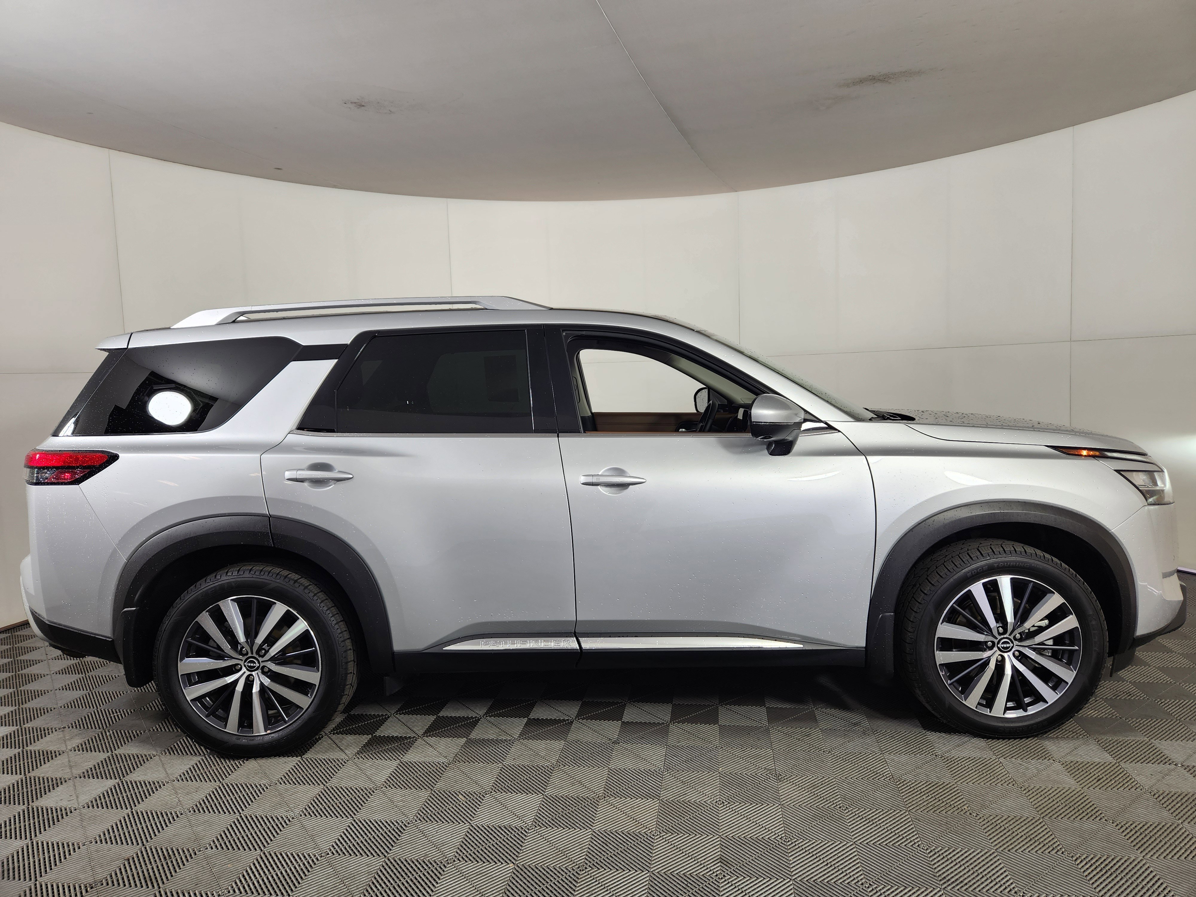Used 2022 Nissan Pathfinder Platinum w/ Cargo Package AWD/4WD image 8