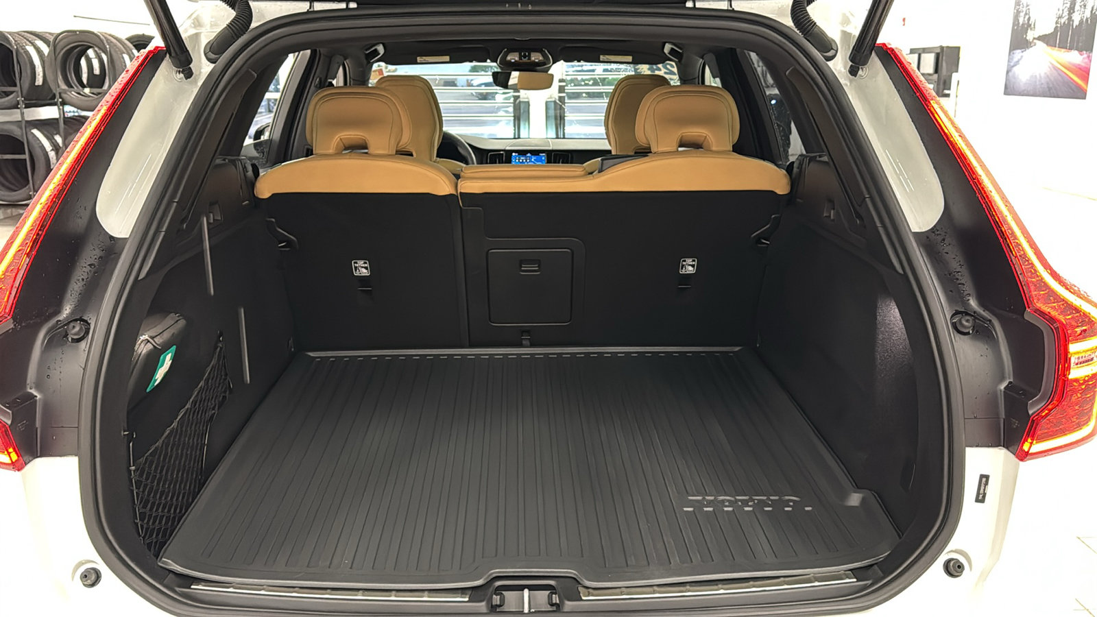 Used 2024 Volvo XC60 B5 Ultimate w/ Protection Package Premier AWD/4WD image 29
