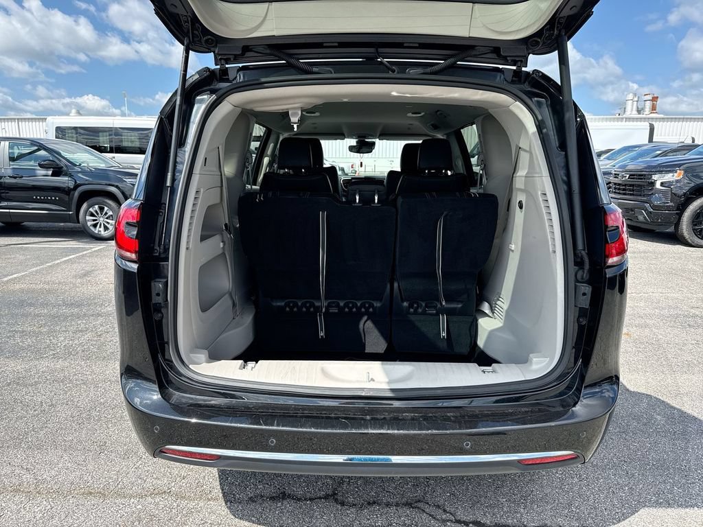 Used 2023 Chrysler Pacifica Touring-L AWD/4WD image 24