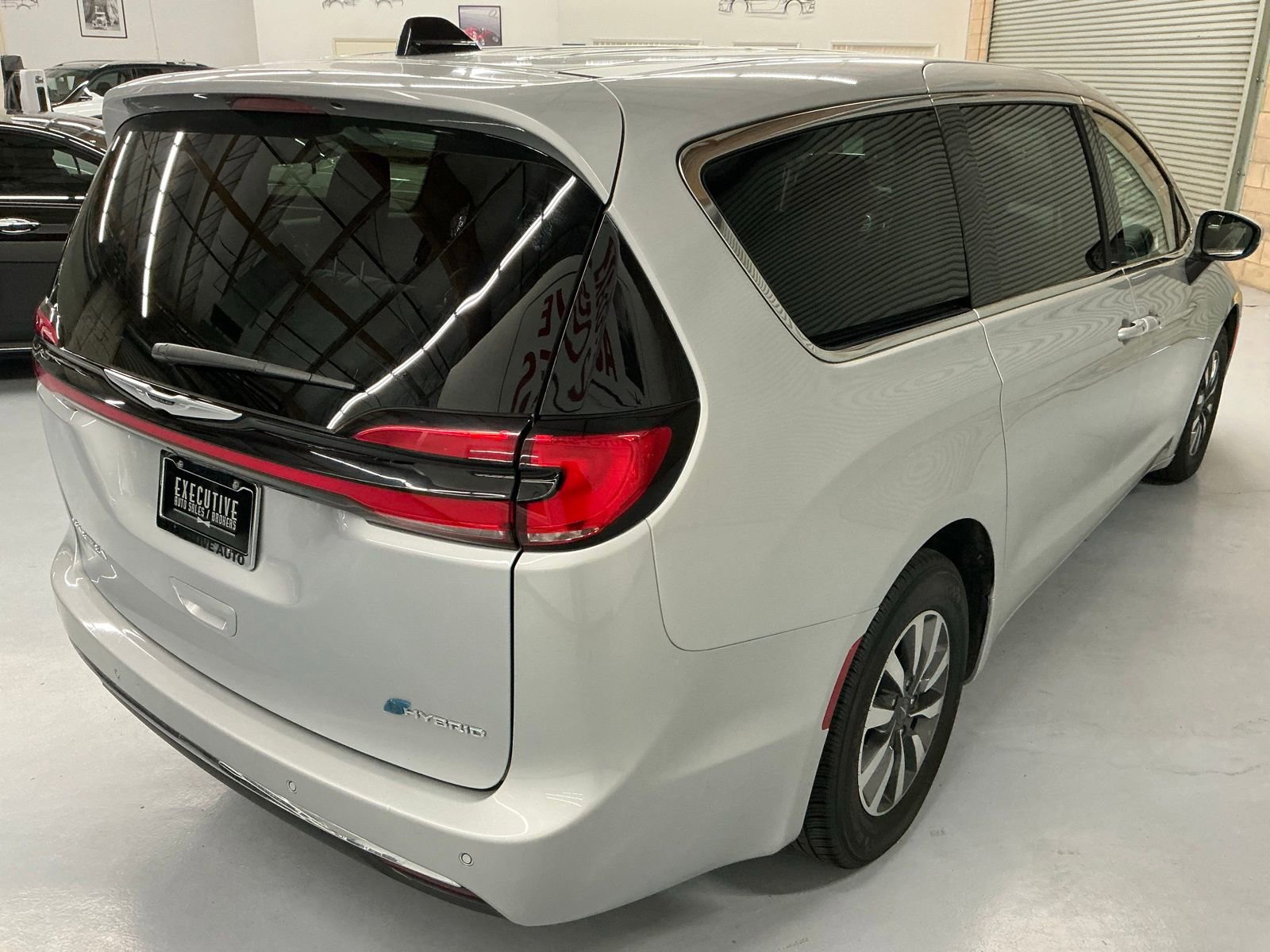 Used 2023 Chrysler Pacifica Touring-L image 5