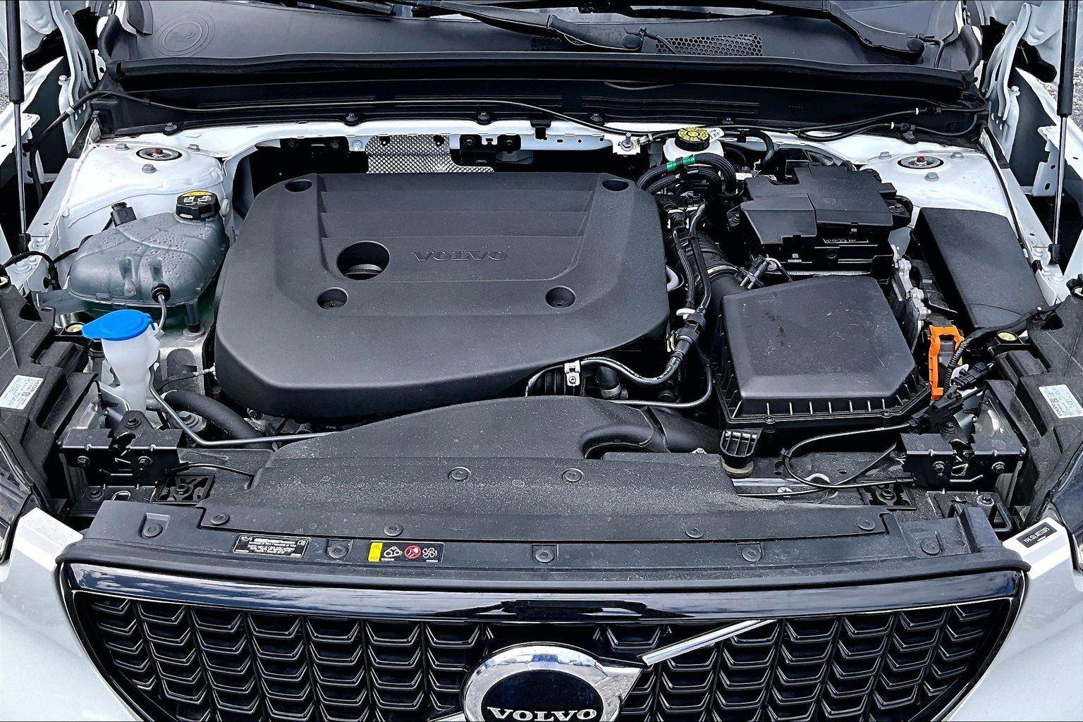 Used 2024 Volvo XC40 B5 Plus image 33