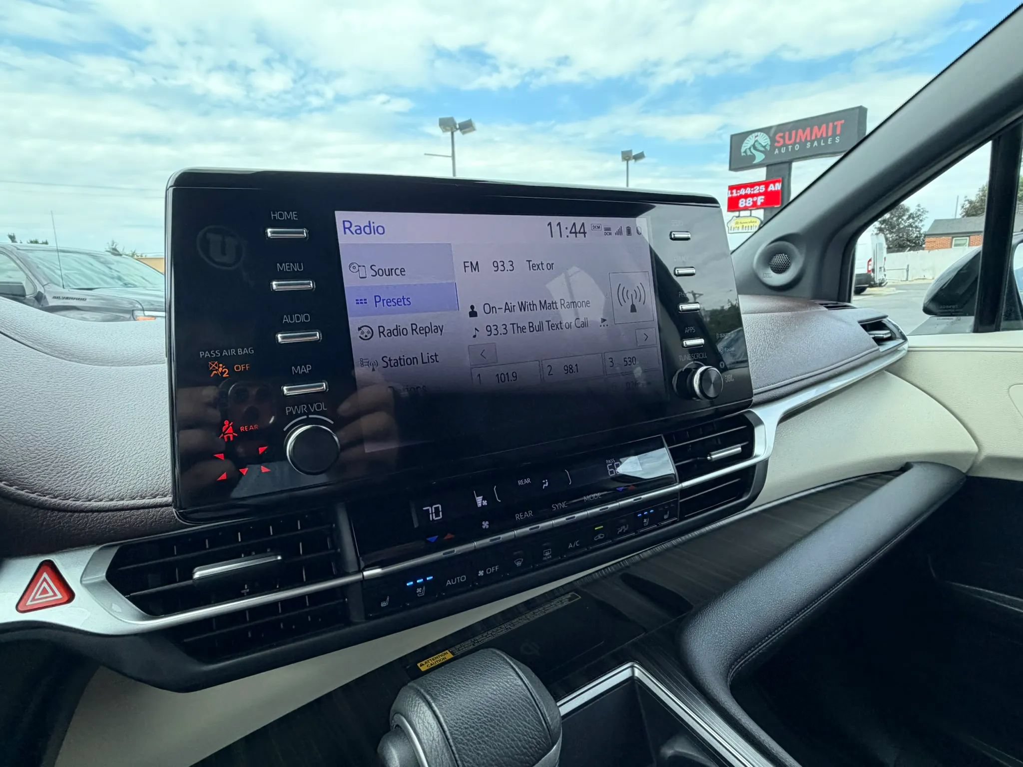 Used 2024 Toyota Sienna Platinum FWD image 18