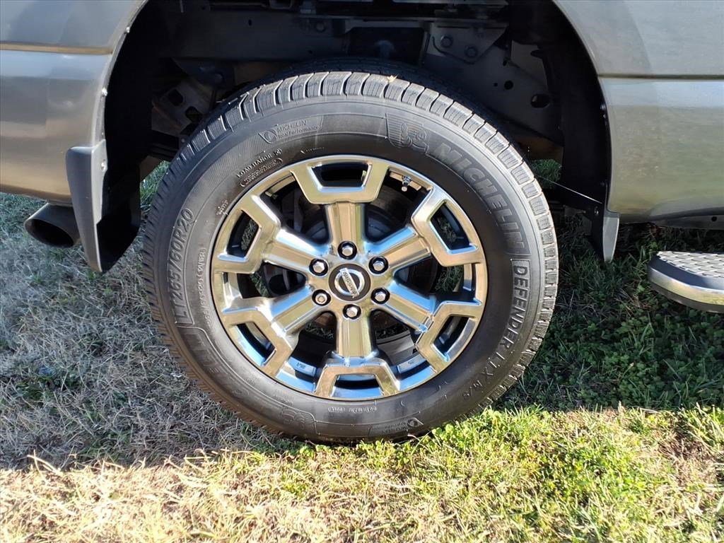 Used 2017 Nissan Titan SV image 11