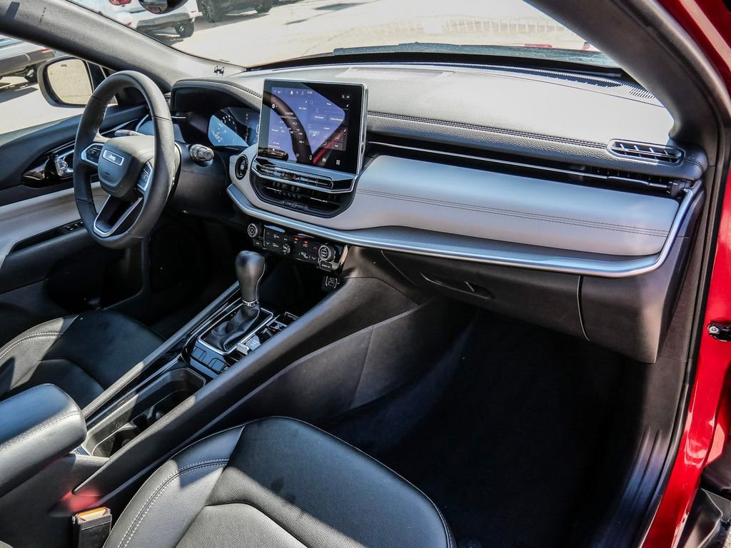 Used 2025 Jeep Compass Limited image 15