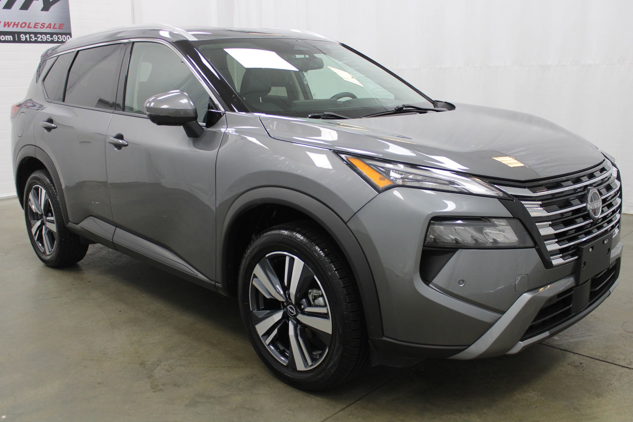 Used 2024 Nissan Rogue SL image 3