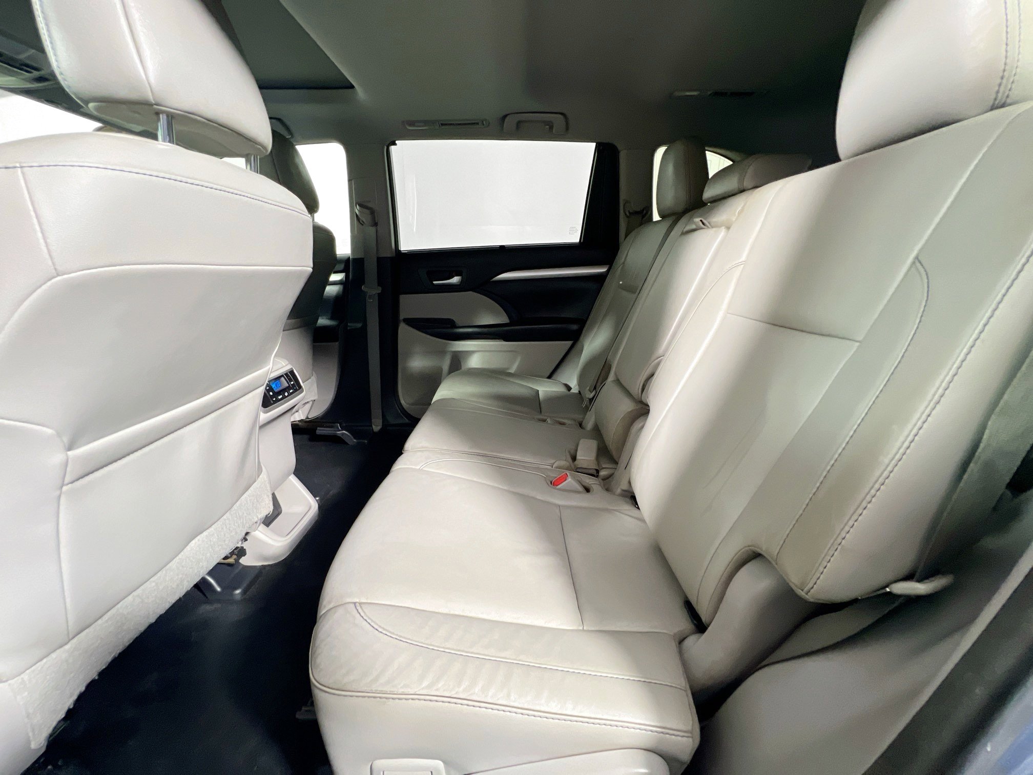 Used 2018 Toyota Highlander XLE AWD/4WD image 29